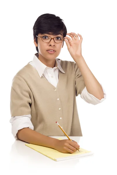 Oldukça karışık ırk genç yetişkin kız öğrenci masada — Stok fotoğraf