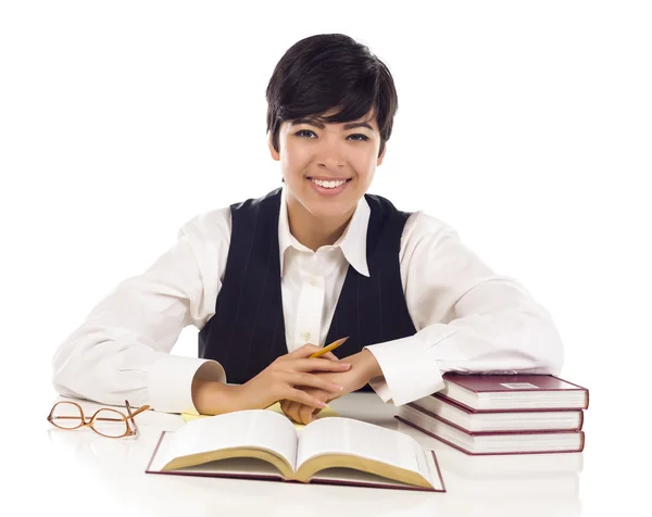 Uśmiechający się mieszanej rasy kobiet student z książek na białym tle — Zdjęcie stockowe