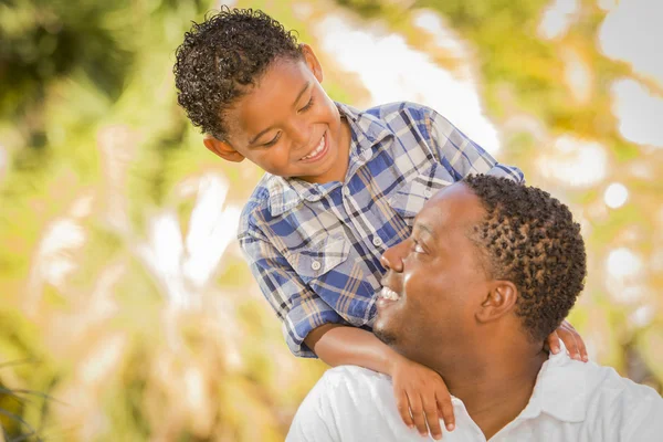 Šťastný smíšené rasy otec a syn hraje — Stock fotografie
