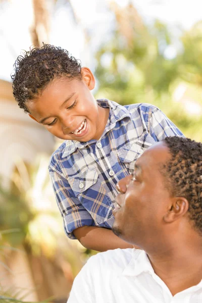 Feliz mezcla de raza padre e hijo jugando — Foto de Stock