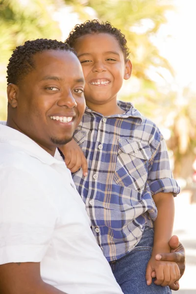 Glücklich gemischte Rasse Vater und Sohn spielen — Stockfoto
