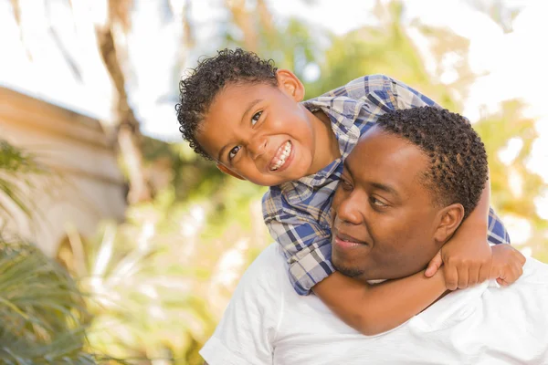 Smíšené rasy otec a syn hraje složená — Stock fotografie