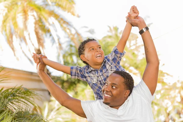 Smíšené rasy otec a syn hraje složená — Stock fotografie
