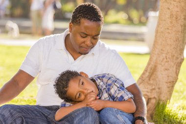 Afrikalı-Amerikalı babası karışık ırk oğlu hakkında endişeli