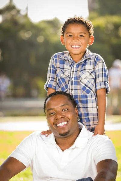 Szczęśliwy mieszanej rasy ojciec i syn gra — Zdjęcie stockowe