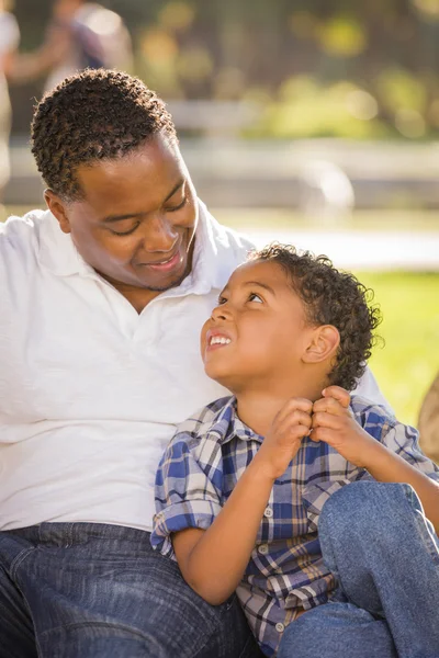 Gelukkig gemengd ras vader en zoon spelen — Stockfoto
