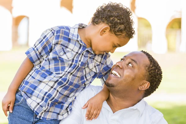 Feliz mezcla de raza padre e hijo jugando —  Fotos de Stock