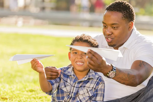 Mixte Race père et fils jouant avec des avions en papier — Photo