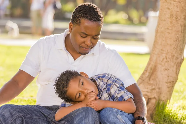 Père afro-américain préoccupé par son fils de race mixte — Photo