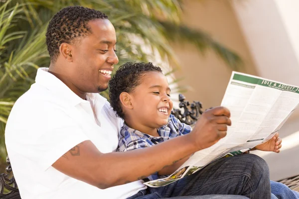 Folleto del Parque de Lectura de Padre e Hijo de raza mixta Fuera — Foto de Stock