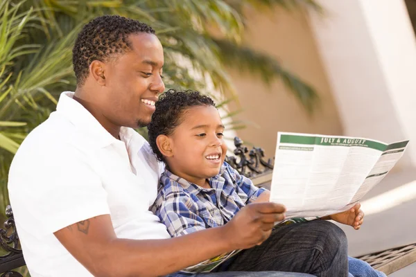 Blandras far och son läser park broschyr utanför — Stockfoto