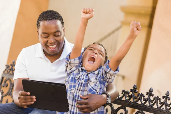 Mieszanej rasy ojca i syna za pomocą dotyku podkładka komputera typu tablet — Zdjęcie stockowe
