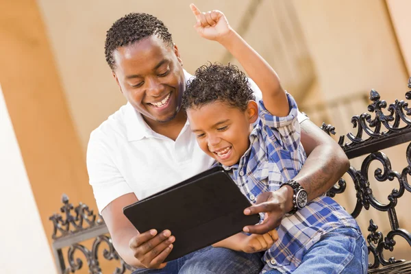 Mieszanej rasy ojca i syna za pomocą dotyku podkładka komputera typu tablet — Zdjęcie stockowe