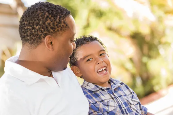 Šťastný smíšené rasy otec a syn mluví — Stock fotografie