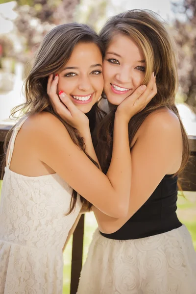 Aantrekkelijke gemengd ras vriendinnen glimlach buiten — Stockfoto