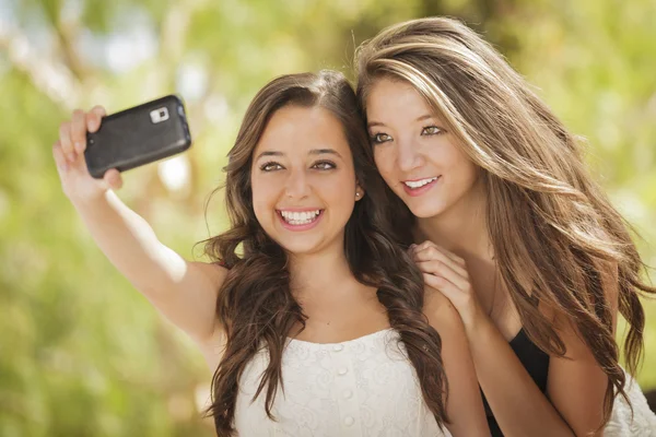 Attraktiva blandras flickvänner ta självporträtt med kom — Stockfoto