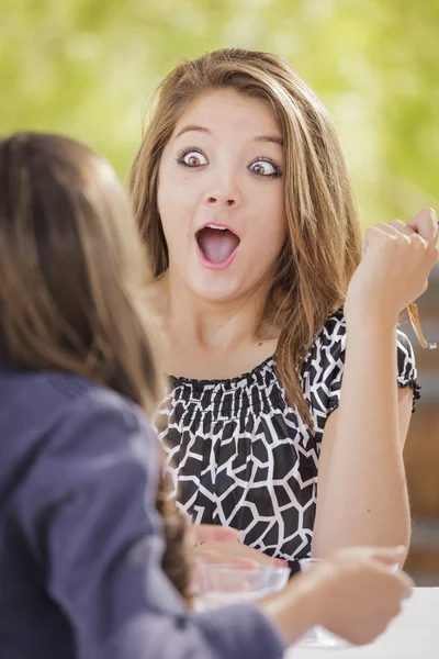 Atraktivní šokován smíšené rasy dívka mluví s přítelem mimo — Stock fotografie