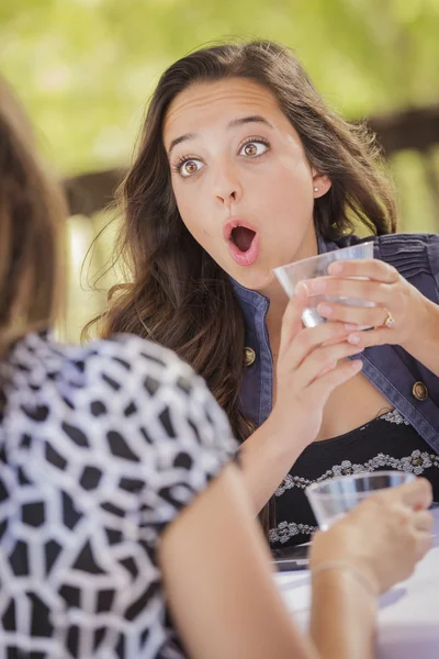 Attraktiva chockad flicka talar med vän utomhus — Stockfoto
