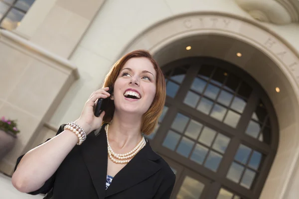 Mujer de negocios feliz en el teléfono celular en frente del Ayuntamiento —  Fotos de Stock
