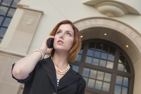 Belediye Binası önünde cep telefonuyla genç iş kadını — Stok fotoğraf