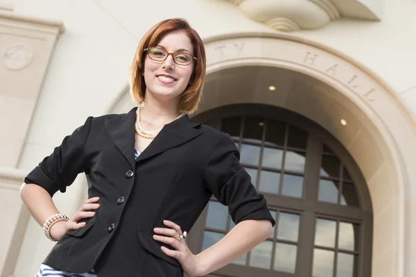 Young Pretty Businesswoman Outside in Front of City Hall — Stock Photo, Image