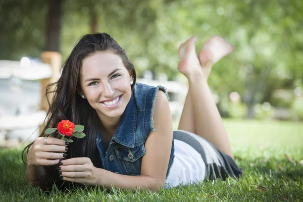 Atraktivní smíšené rasy dívka portrét v trávě — Stock fotografie