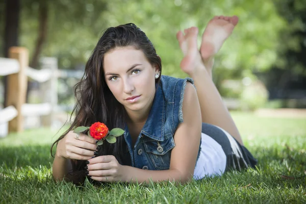 Привлекательный портрет смешанной расы девушки, лежащей в траве — стоковое фото