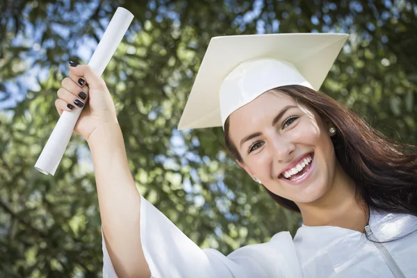 Absolventin Mixed Race Girl in Mütze und Kleid mit Diplom — Stockfoto