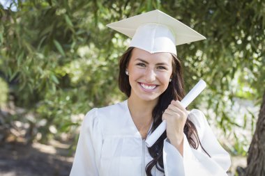 karışık ırk kız kap ve önlük diploma ile mezun