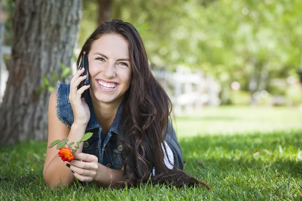 Blandras ung kvinna talar i mobiltelefon utanför — Stockfoto