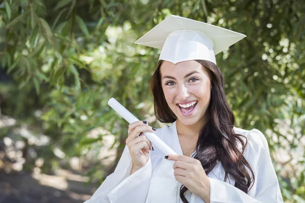 Absolventin Mixed Race Girl in Mütze und Kleid mit Diplom — Stockfoto