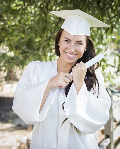Examen blandras tjej i mössa och klänning med diplom — Stockfoto