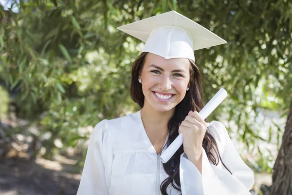 Graduación mixta chica de raza en gorra y vestido con diploma —  Fotos de Stock