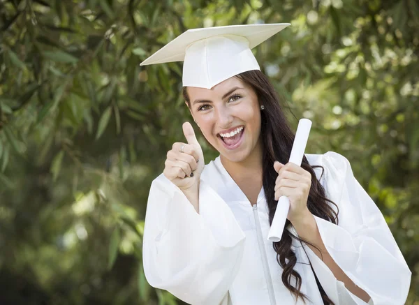 Végzős kevert lány a kupakot és a ruháját a Diploma — Stock Fotó
