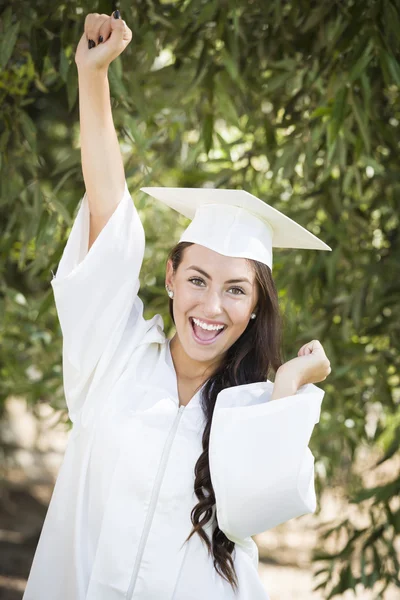 Mutlu mezun karışık ırk kız kap ve önlük — Stok fotoğraf