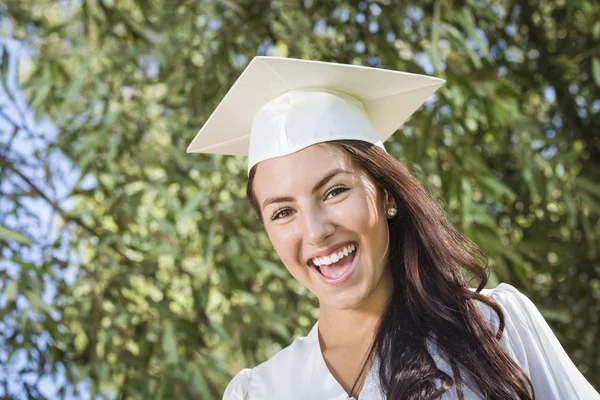 Mutlu mezun karışık ırk kız kap ve önlük — Stok fotoğraf
