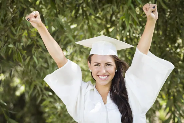Glad examen blandras tjej i mössa och klänning — Stockfoto