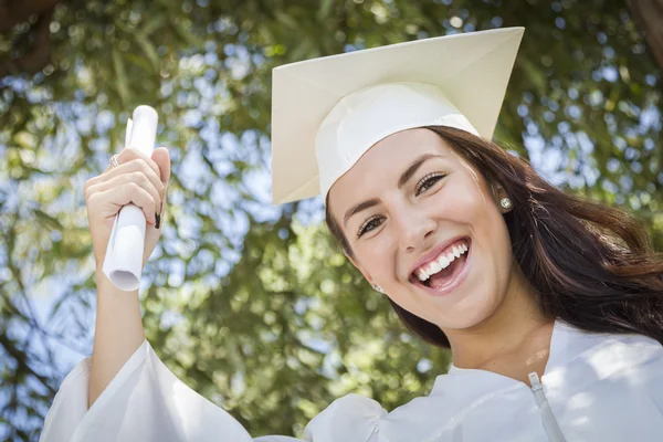 Graduación mixta chica de raza en gorra y vestido con diploma — Foto de Stock