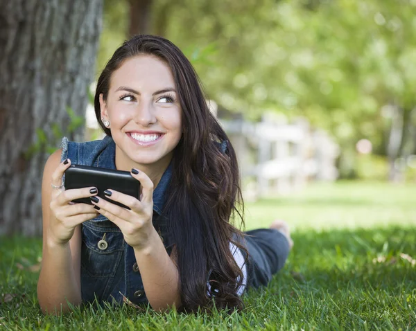 Misto raça jovem feminino mensagens no celular fora — Fotografia de Stock