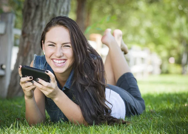 Gemengd ras jonge vrouwelijke texting op mobiele telefoon buiten — Stockfoto