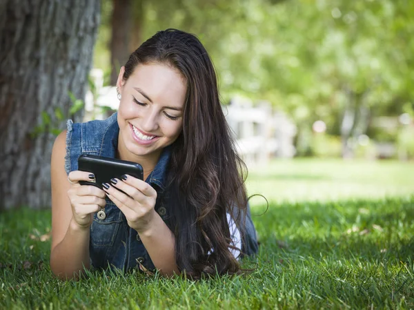混的血年轻女性发短信外的手机 — 图库照片