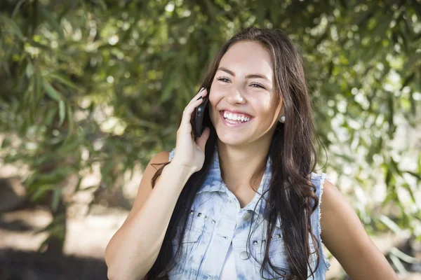 Jonge vrouwelijke gemengd ras praten op mobiele telefoon buiten — Stockfoto