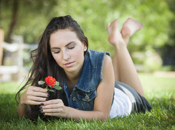 Привлекательный портрет смешанной расы девушки, лежащей в траве — стоковое фото