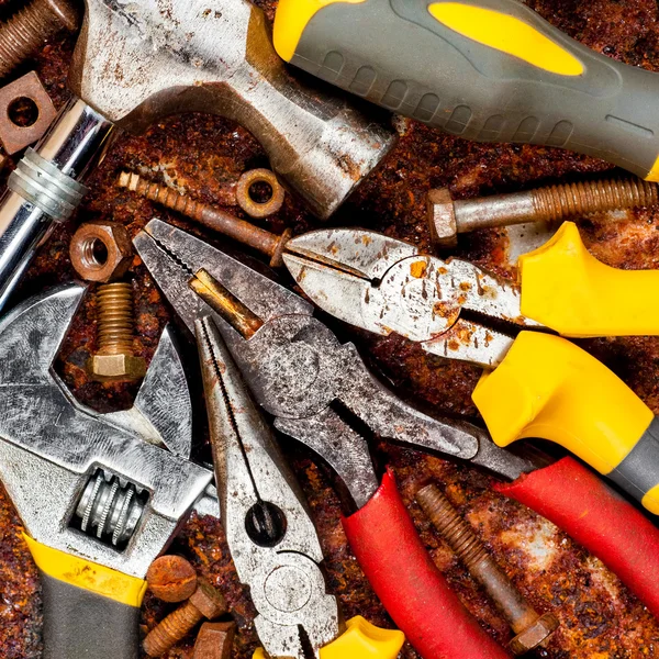 Conjunto de ferramentas em um fundo metálico — Fotografia de Stock