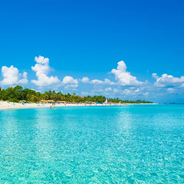 Varadero strand in cuba gefotografeerd vanaf de zee — Stockfoto