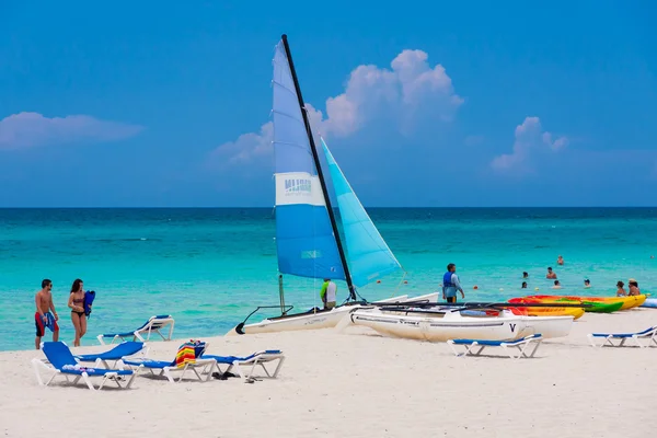 Toeristen genieten van varadero strand in cuba — Stockfoto