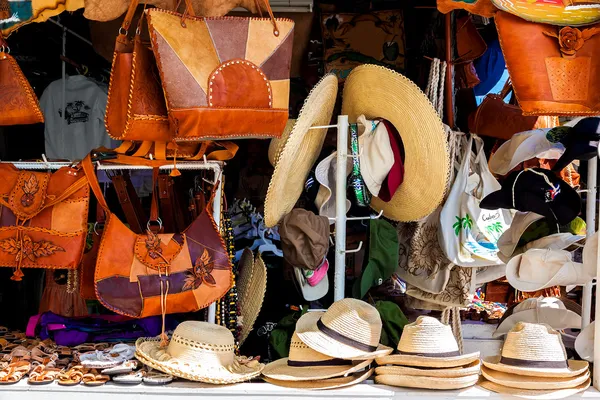 Turistiska marknaden säljer souvenirer i Kuba — Stockfoto