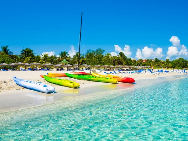 バラデロのキューバ ビーチのボート ロイヤリティフリーのストック画像