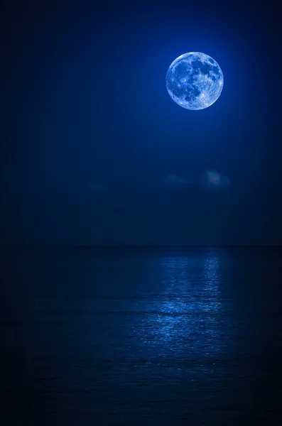 Pleine lune lumineuse sur l'océan — Photo