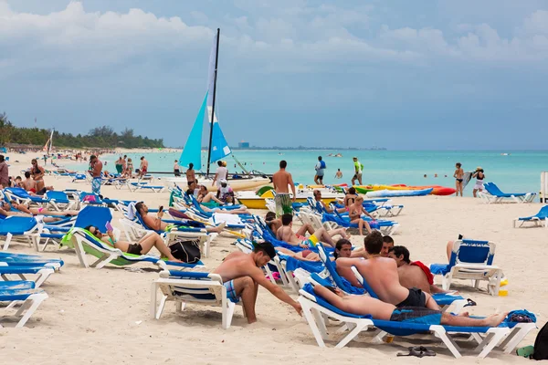 Turistas disfrutando de la playa en Cuba — Foto de Stock